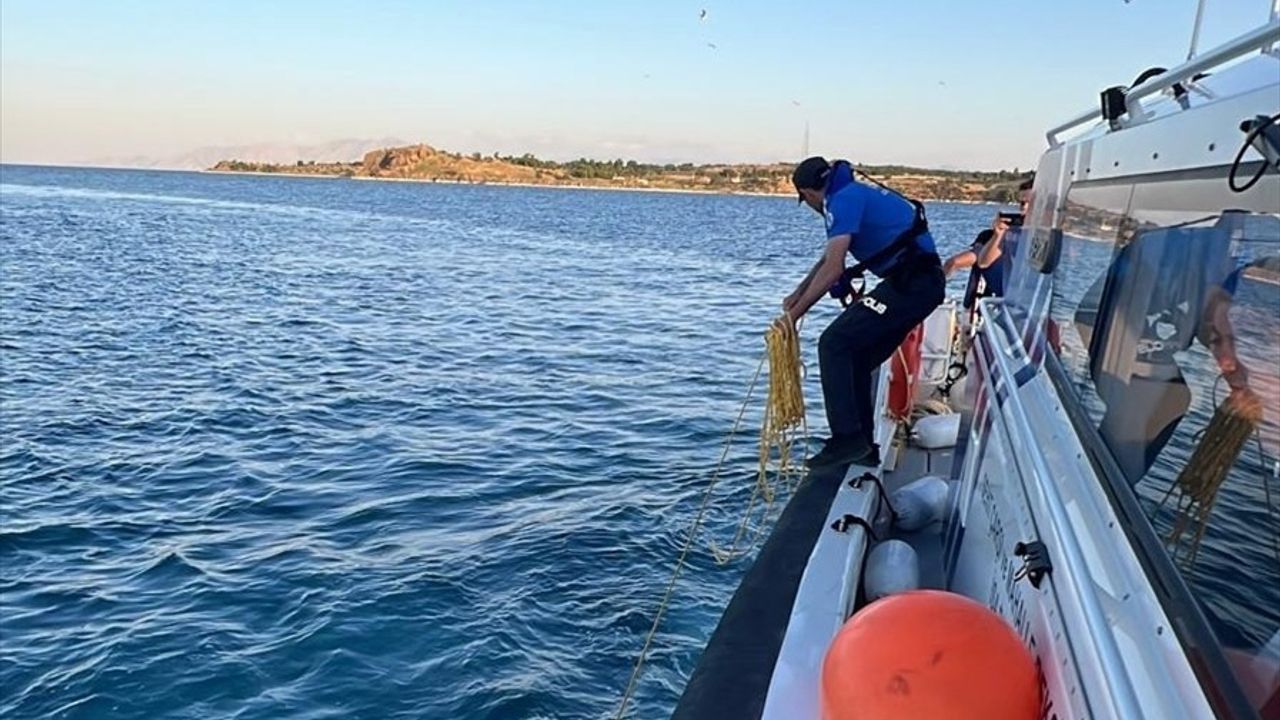Van Gölü'nde Sürüklenen Genç Polis Ekiplerince Kurtarıldı