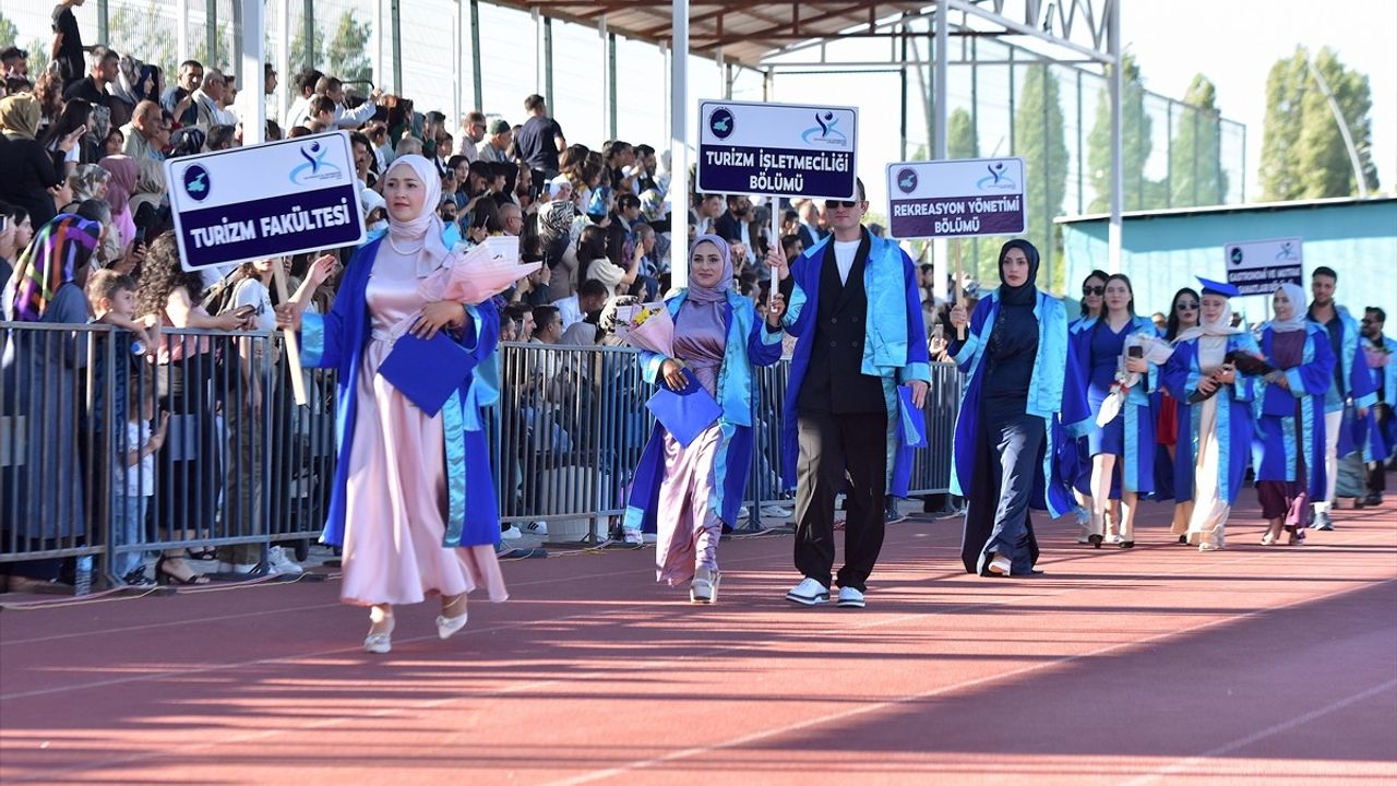 Van Yüzüncü Yıl Üniversitesi'nde 6 Bin Öğrenci Mezuniyet Coşkusu Yaşadı