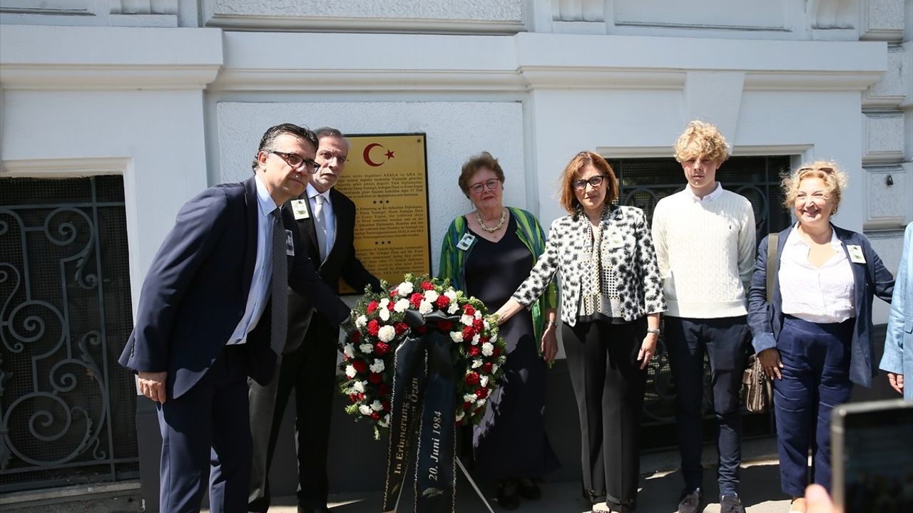 Viyana'da Ermeni Terör Saldırısında Şehit Olan Erdoğan Özen Anıldı