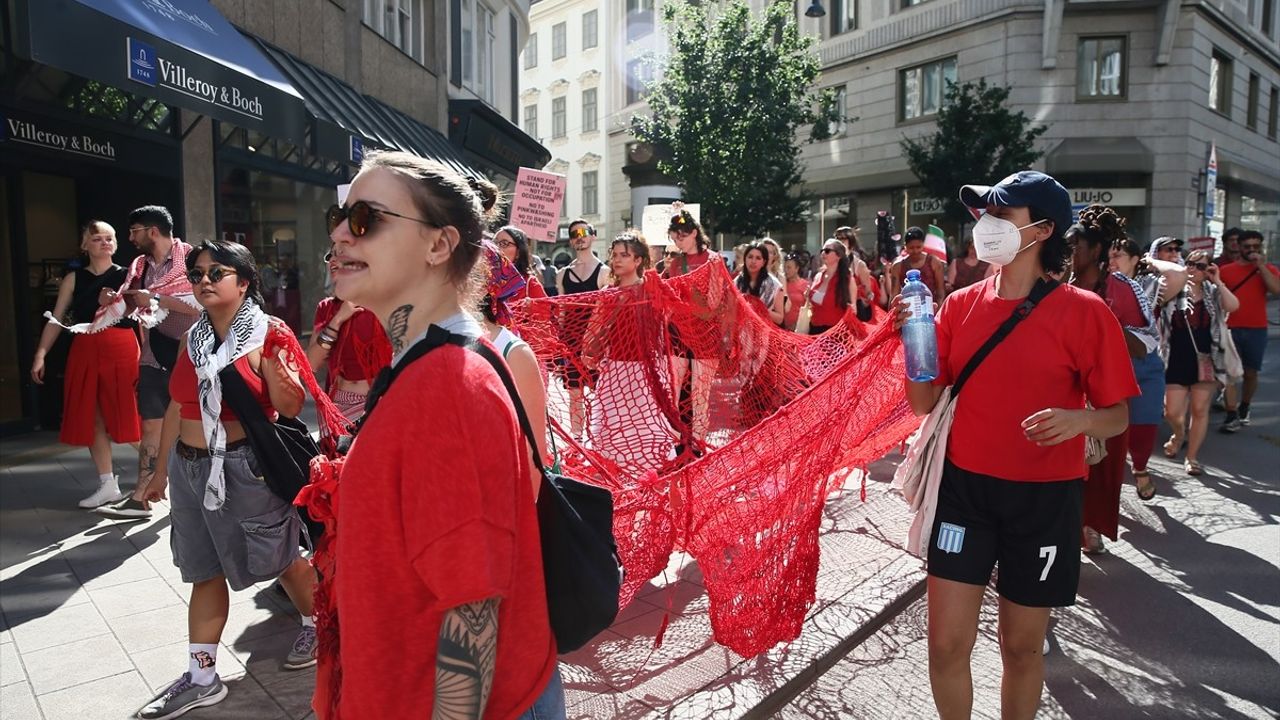 Viyana'da Yüzlerce Filistin Destekçisi İsrail Saldırılarını Protesto Etti