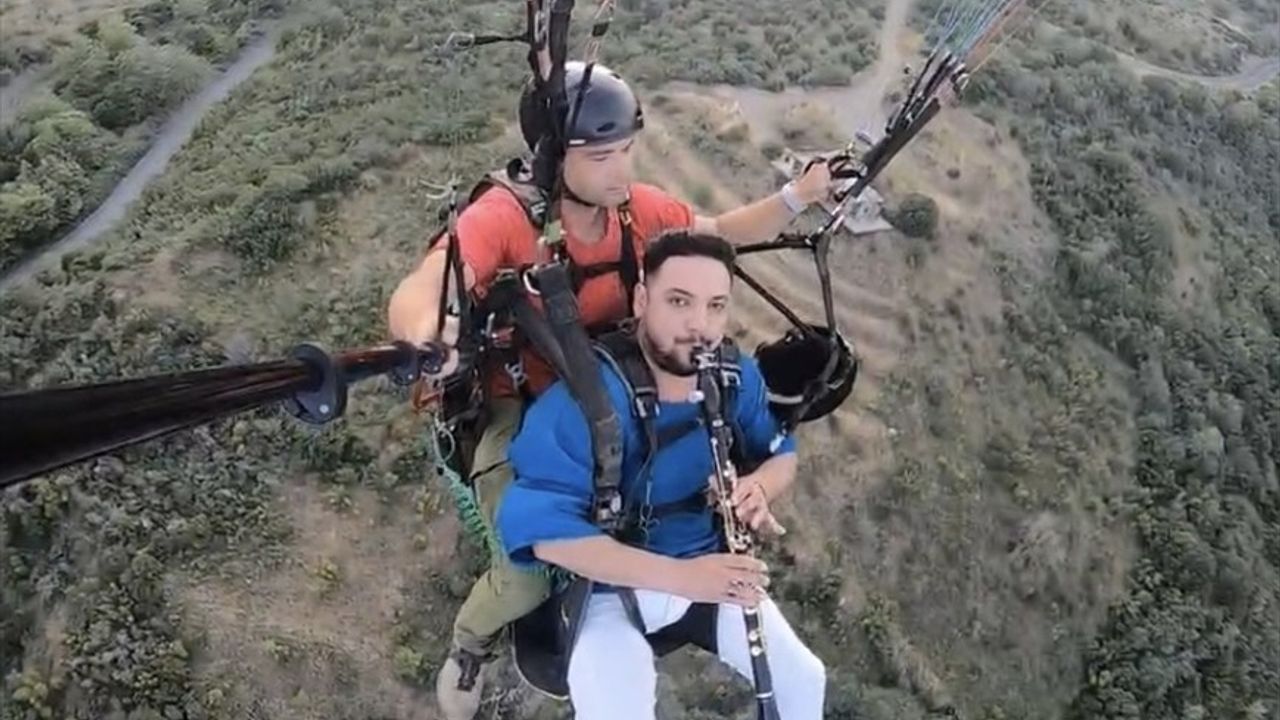 Yamaç Paraşütüyle Uçarken Klarnet Çalan Müzisyen Deneyimini Paylaştı