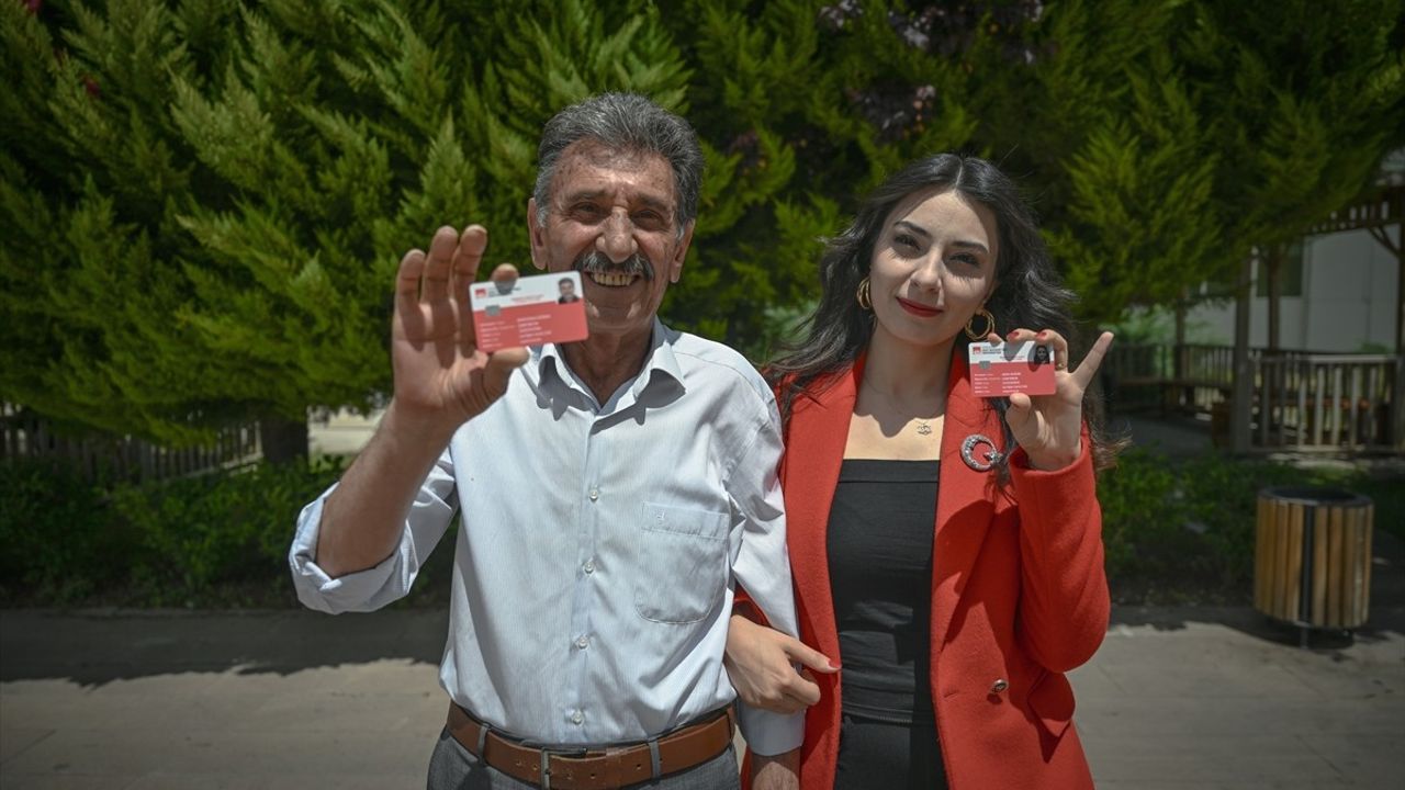 Yarım Asır Sonra Aynı Sınıfta: Babanın Gazetecilik Hayali Gerçekleşiyor