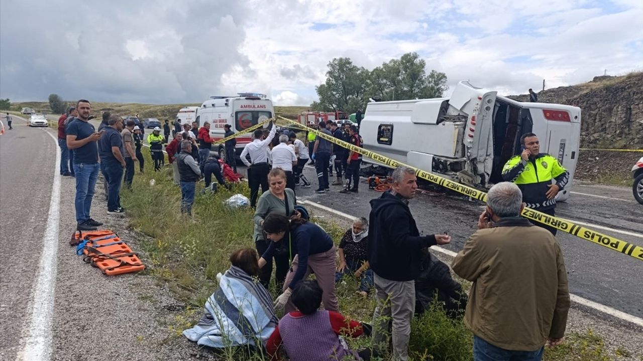 Yozgat'ta cenaze dönüşü midibüs devrildi: 2 ölü, 15 yaralı