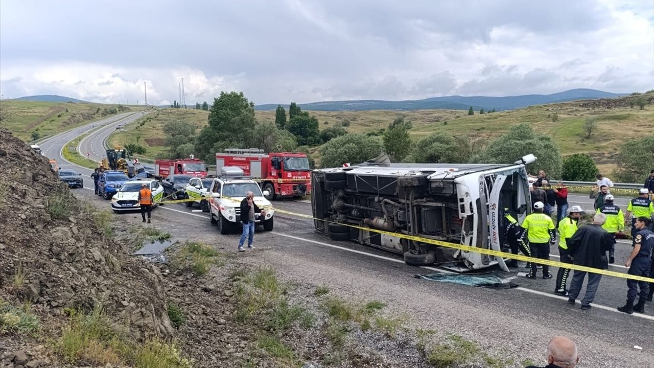 Yozgat'ta Cenaze Töreninden Dönen Midibüs Devrildi: 2 Ölü ve 15 Yaralı
