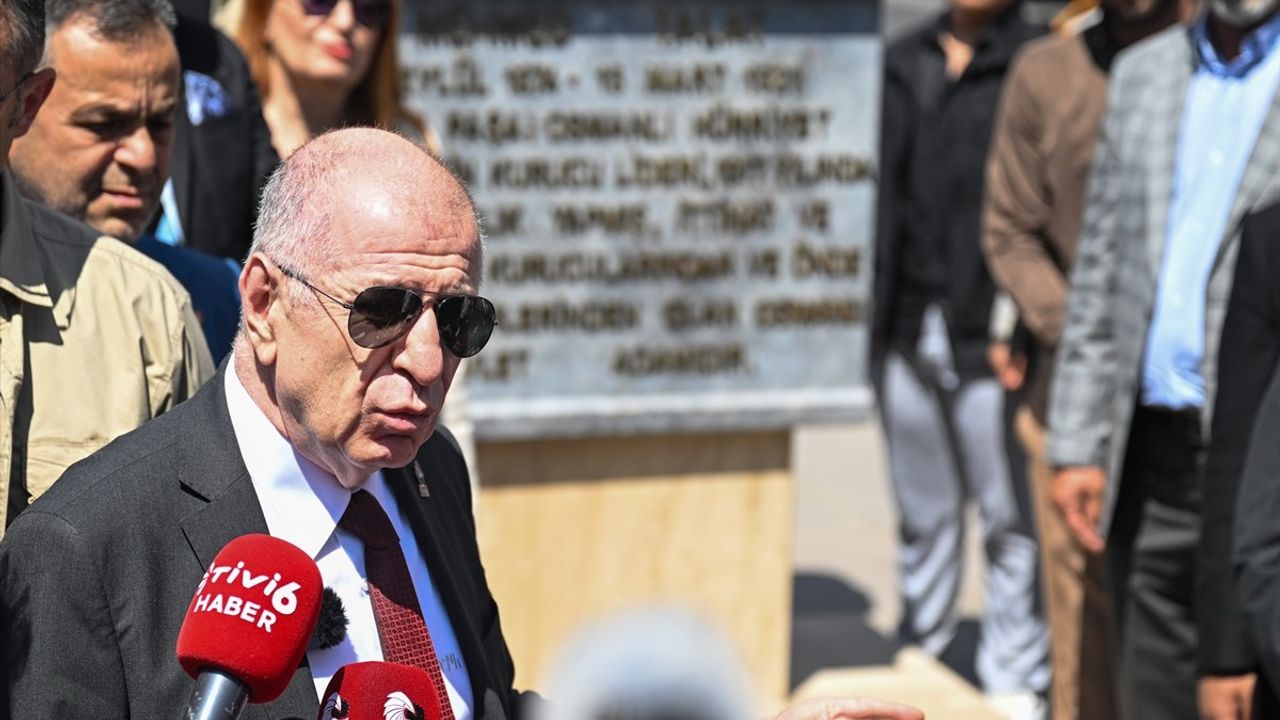 Zafer Partisi Genel Başkanı Ümit Özdağ, Talat Paşa Anıtı'nı Ziyaret Etti