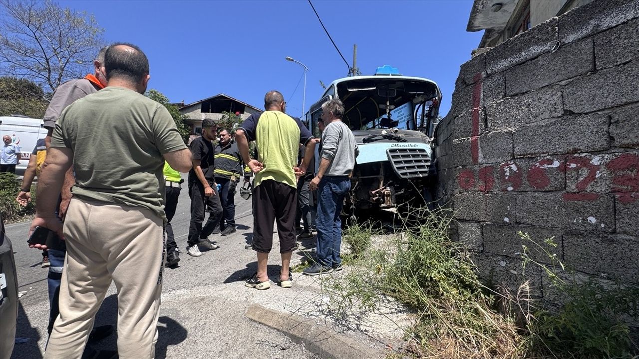 Zonguldak'ta Freni Arıza Yapan Yolcu Minibüsü Kazası: 14 Yaralı