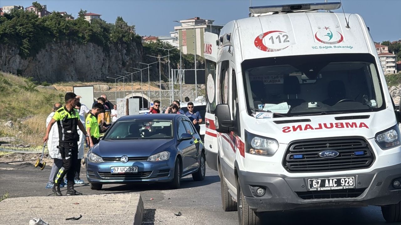 Zonguldak'ta Motosiklet ve Otomobil Çarpıştı: 2 Kişi Hayatını Kaybetti