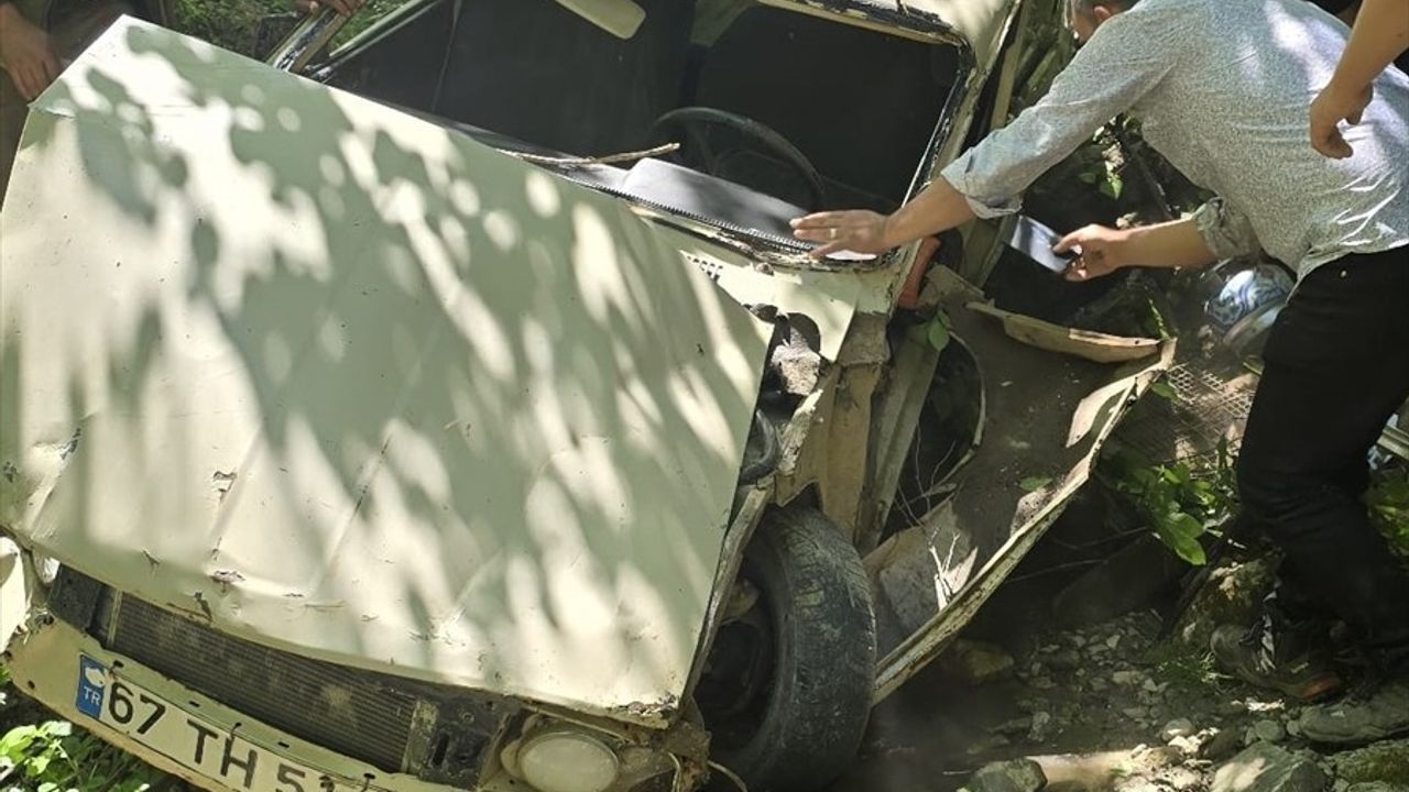 Zonguldak'ta Şarampole Devrilen Otomobilde 3 Kişi Yaralandı