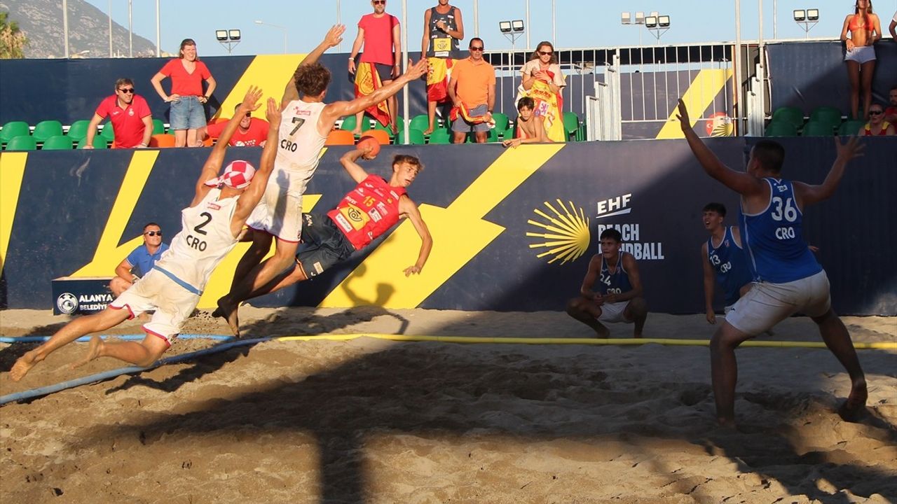 17 Yaş Altı EHF Avrupa Plaj Hentbolu Şampiyonası Antalya'da Devam Ediyor