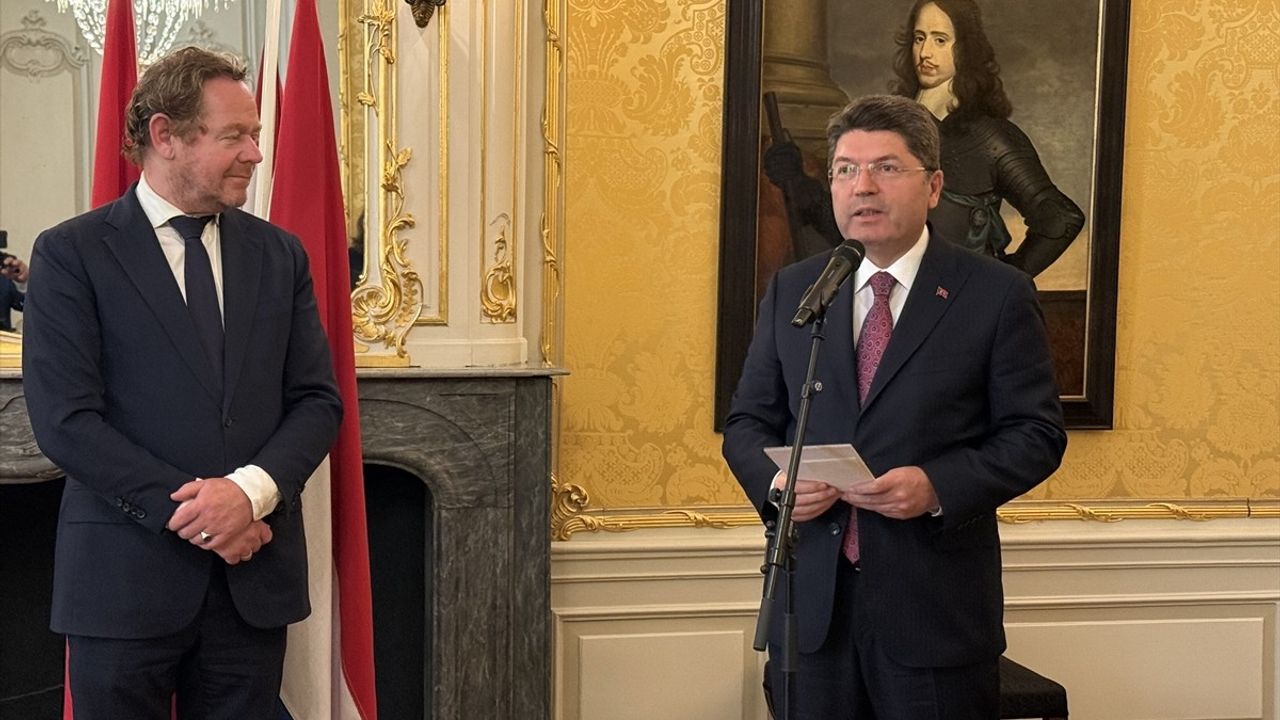 Adalet Bakanı Tunç, Hollanda'de Tarihi Çini Karoyu Teslim Aldı ve Adli İşbirliğini Görüştü