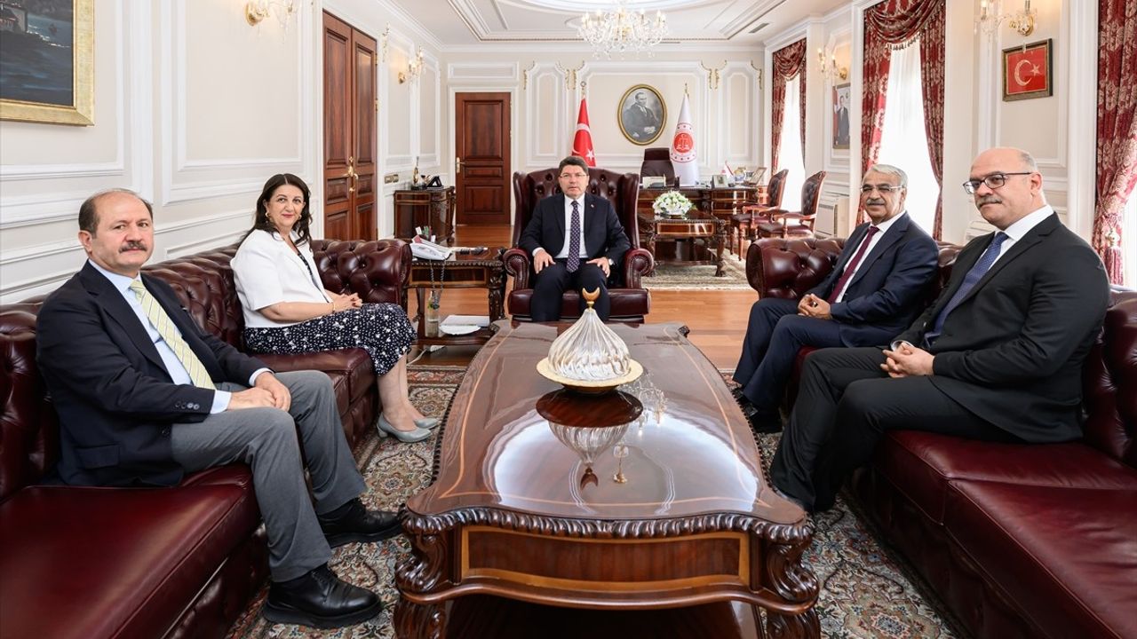 Adalet Bakanı Yılmaz Tunç, DEM Parti Heyetini Kabul Etti