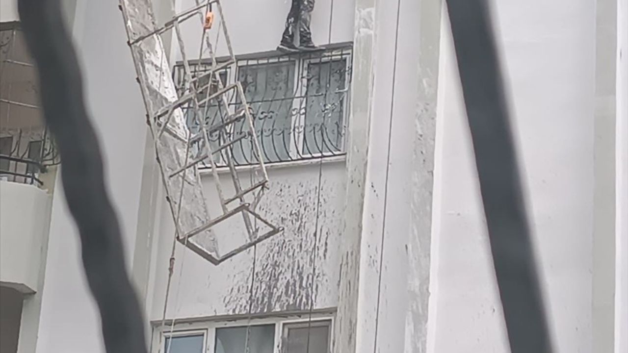 Adana'da Asılı Kalan İşçi İtfaiye Ekiplerince Kurtarıldı