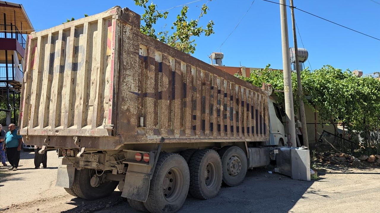 Adana'da Fren Arızası Sonucu Kamyon Kazası: Sürücü Yaralandı