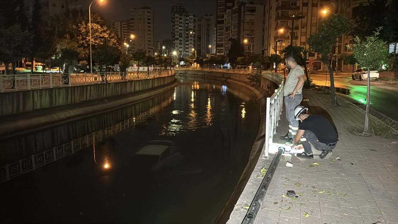 Adana'da Sulama Kanalına Devrilen Otomobilde 3 Kişi Yaralandı