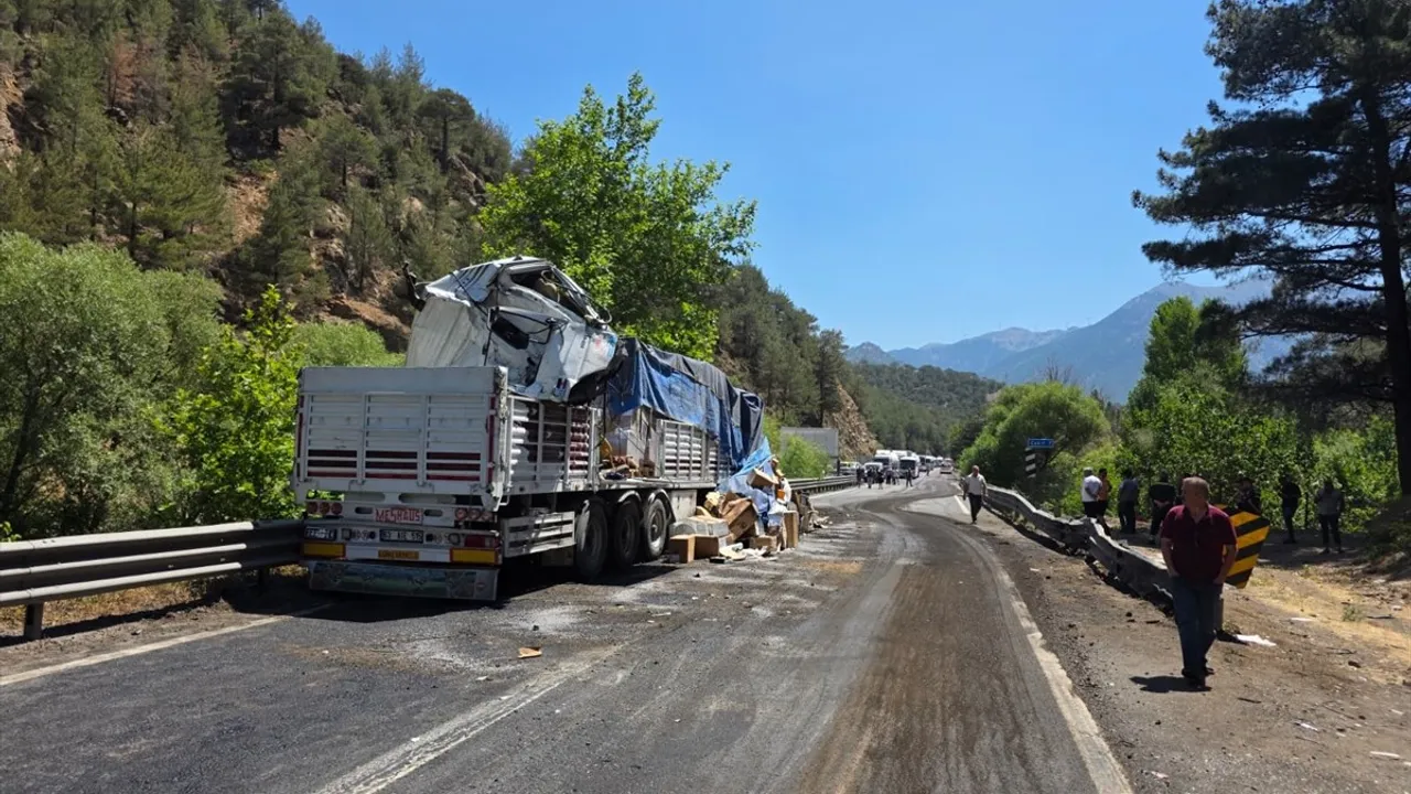 Adana'da Zincirleme Trafik Kazası: 1 Ölü, 2 Yaralı
