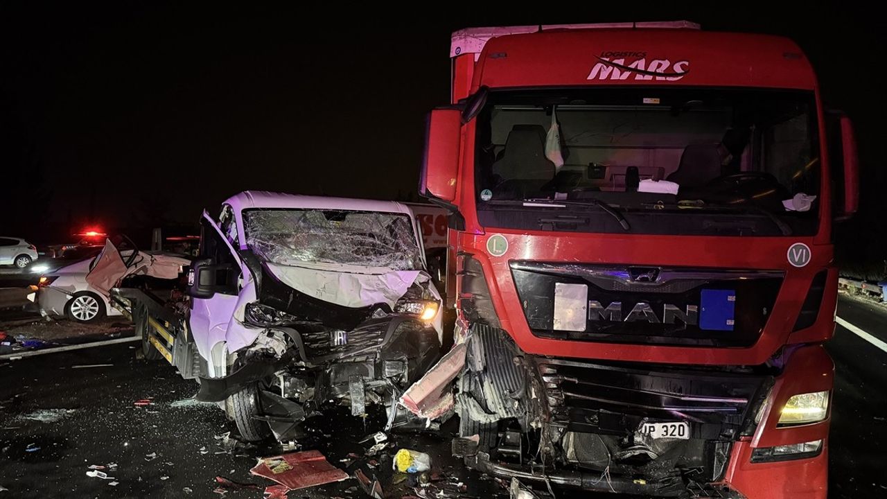 Adana'da Zincirleme Trafik Kazası: 8 Yaralı
