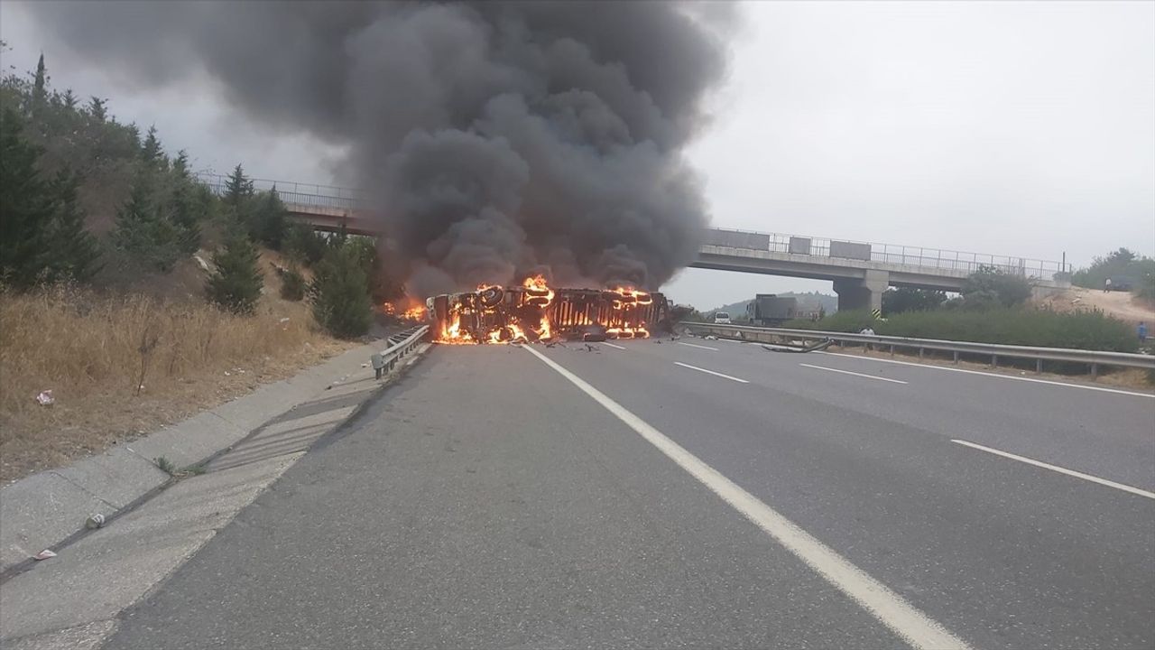 Adana-Pozantı Otoyolu'nda Devrilen Tırda Yangın Çıktı