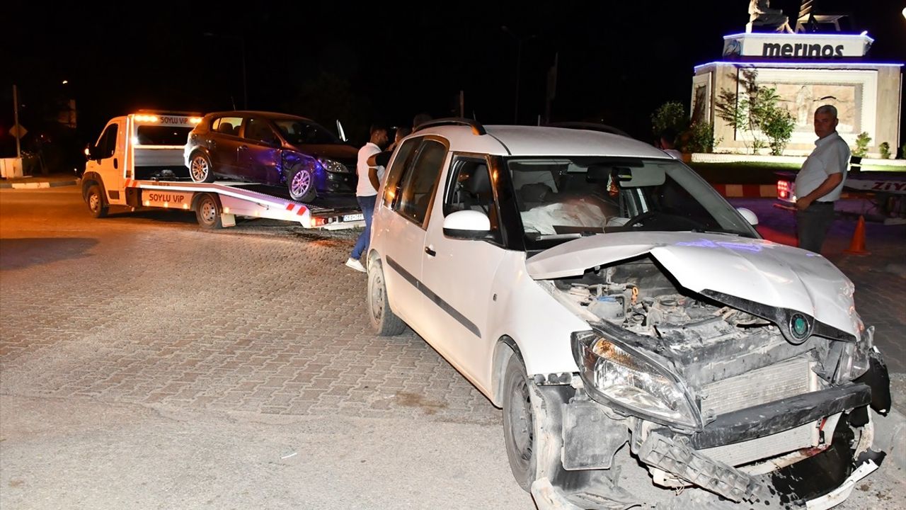 Adıyaman'da Hafif Ticari Araç ile Otomobil Çarpıştı: 4 Yaralı