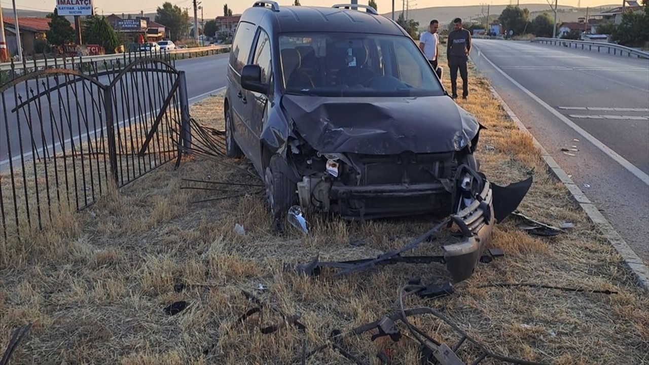 Afyonkarahisar'da Hafif Ticari Araç Demir Korkuluklara Çarptı: 4 Yaralı