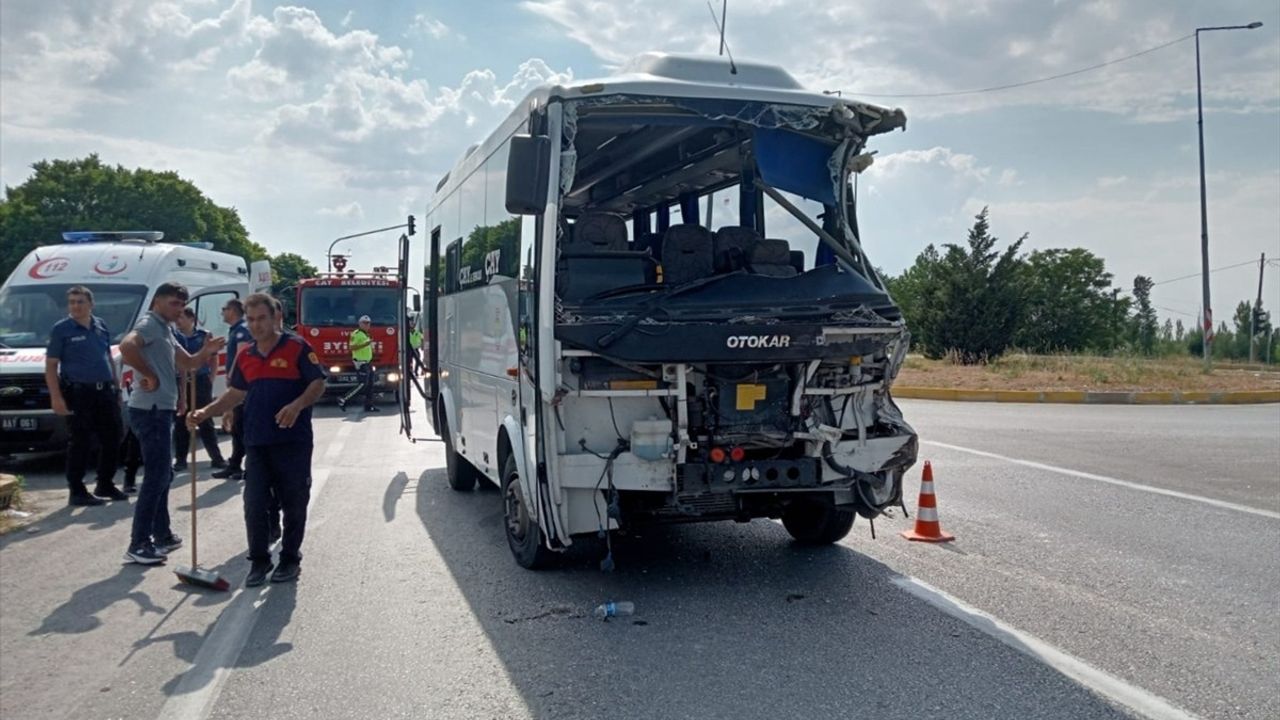 Afyonkarahisar'da Otobüs ile Kamyon Çarpıştı: 7 Yaralı