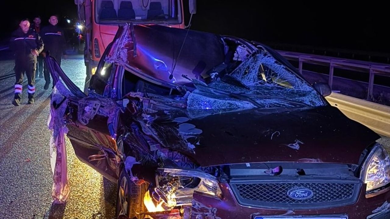 Afyonkarahisar'da Otomobil ile Tır Çarpıştı: 4 Yaralı