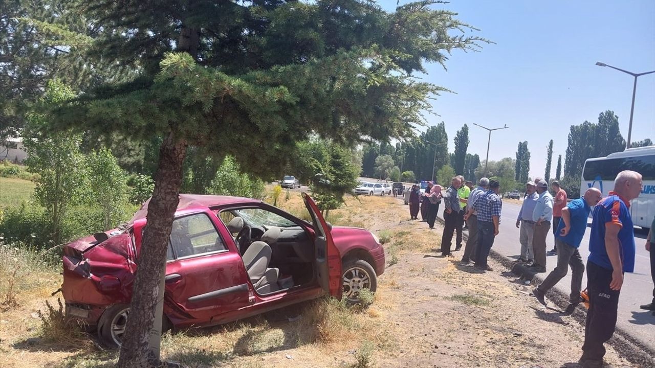 Afyonkarahisar'da Tırın Otomobile Çarpması Sonucu 1 Kişi Hayatını Kaybetti, 5 Kişi Yaralandı