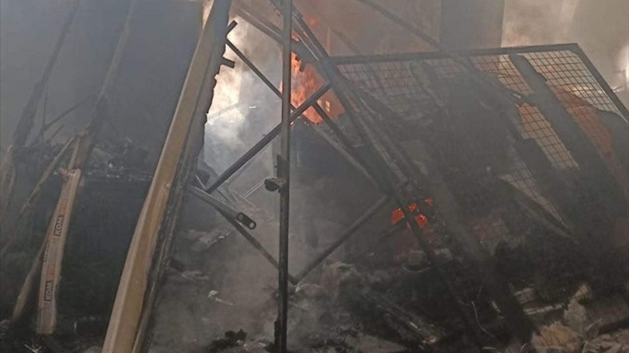 Afyonkarahisar'daki Dorse İmalat Atölyesinde Yangın Çıktı