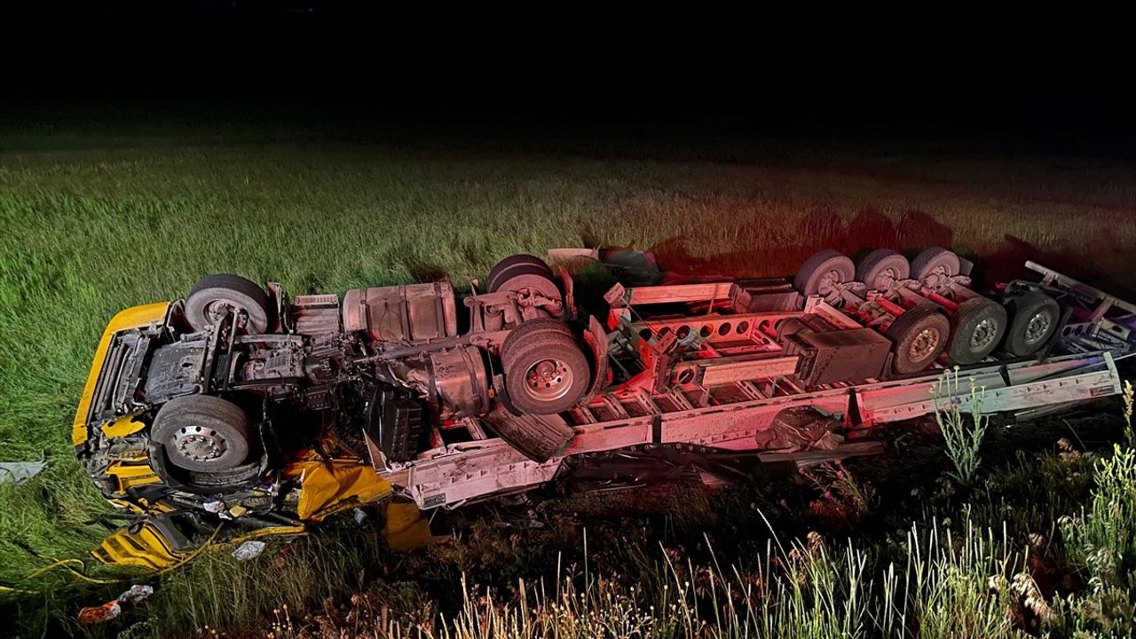 Ağrı'da Şarampole Devrilen Tırın Sürücüsü Hayatını Kaybetti
