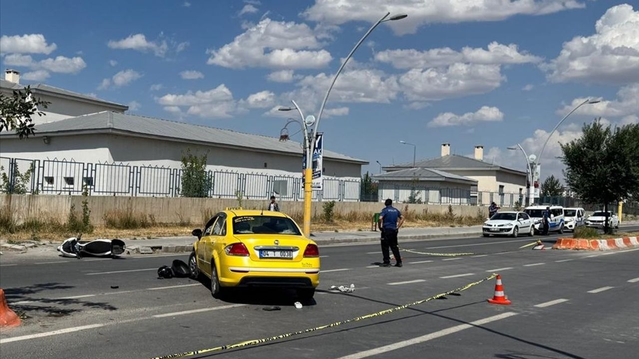 Ağrı'da Taksi ile Çarpışan Motosikletteki Çift Hayatını Kaybetti
