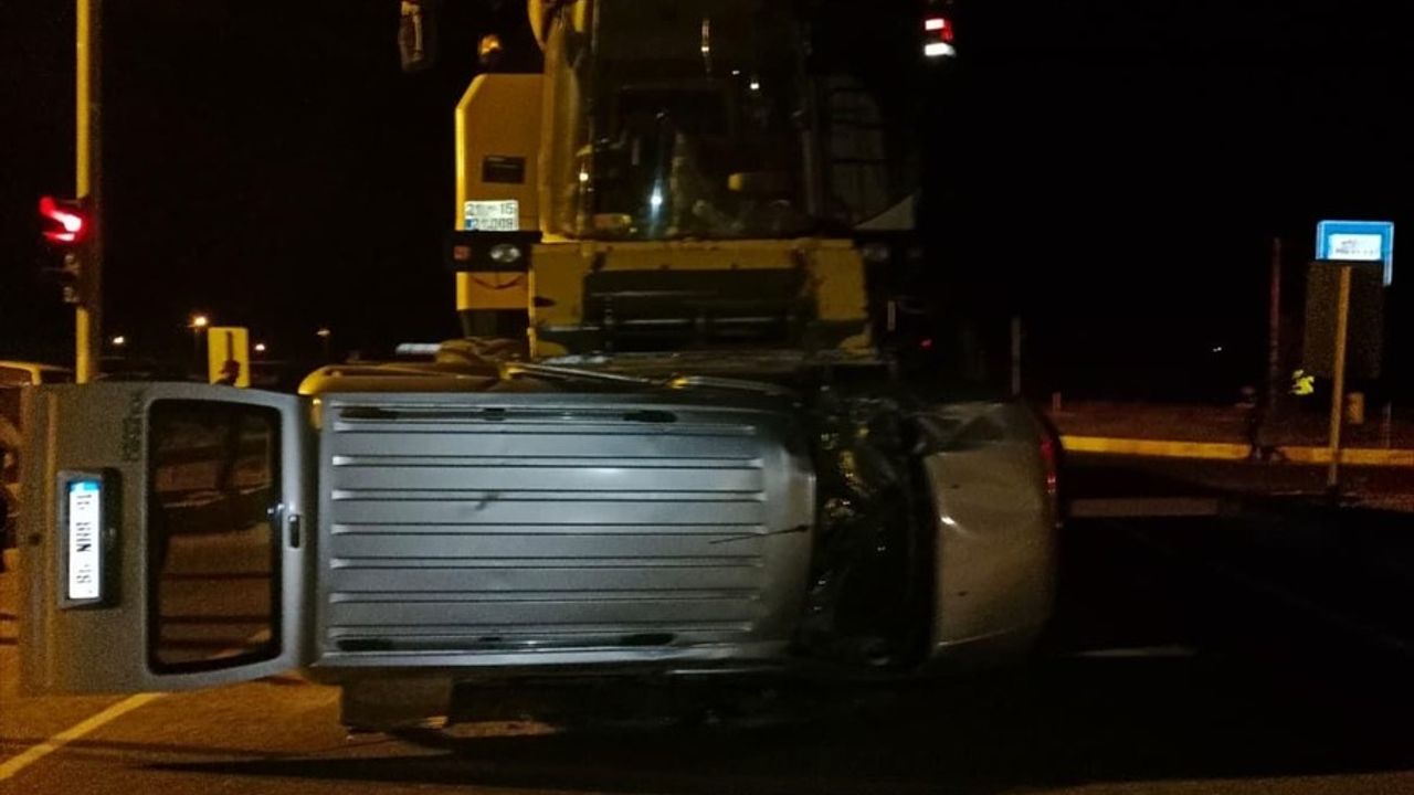 Ağrı'nın Tutak İlçesinde Kamyonet ile Biçerdöver Çarpıştı: 2 Yaralı