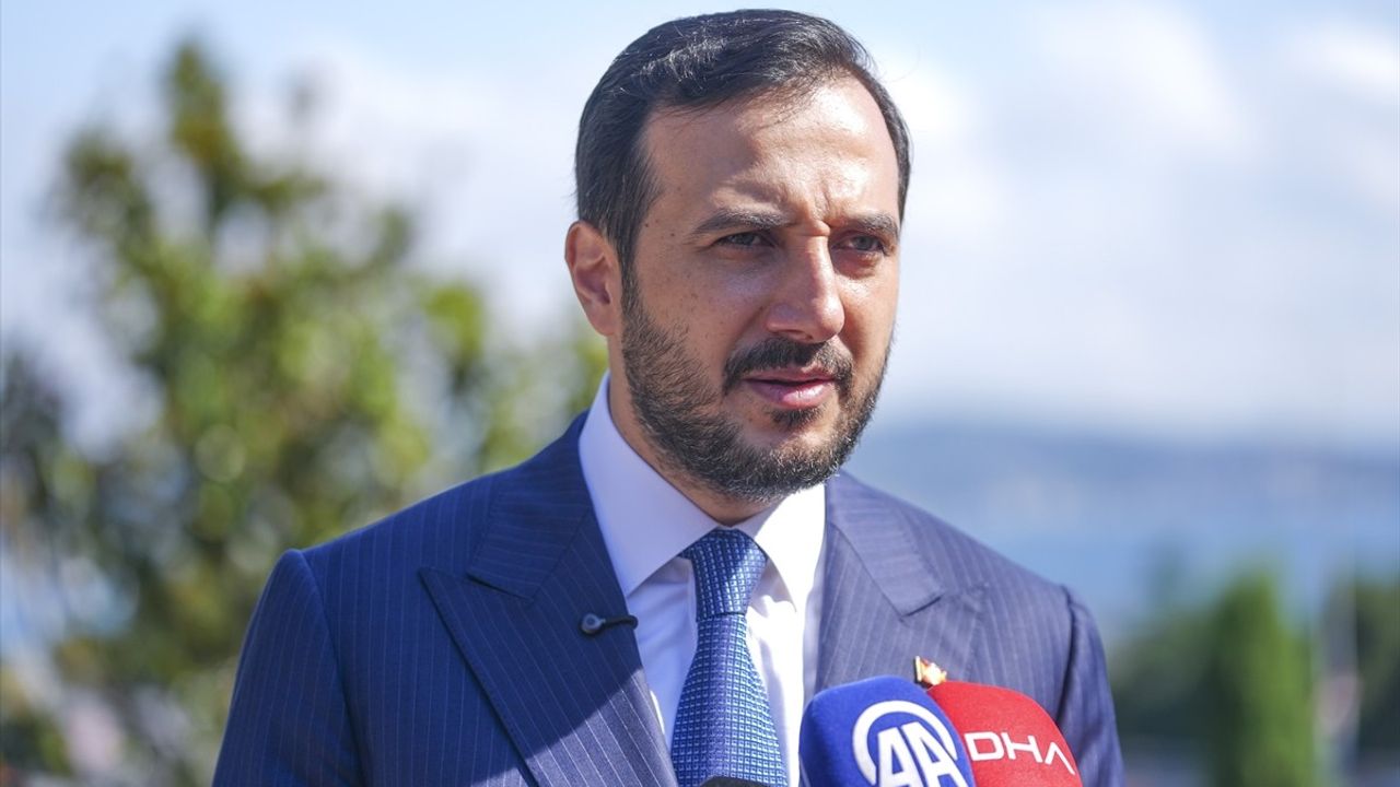 AK Parti İstanbul İl Başkanı Abdullah Özdemir, 15 Temmuz Şehitler Anıtı'nı Ziyaret Etti