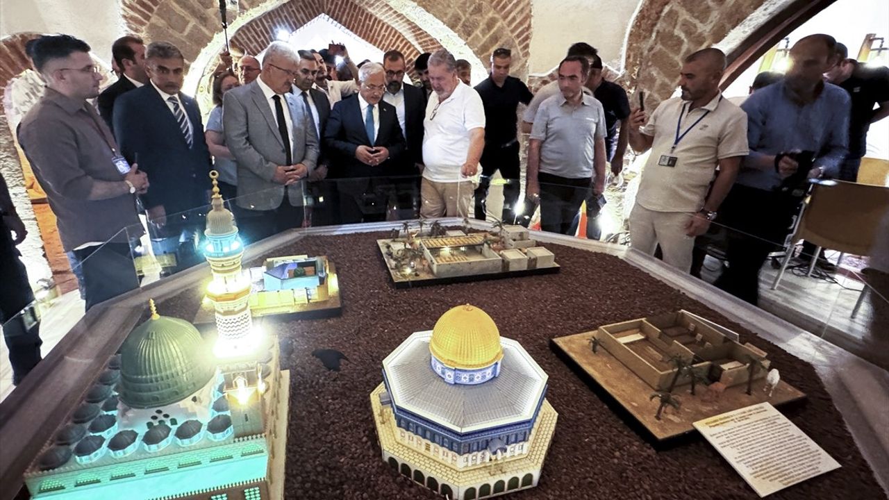 Aksaray'da 'Kutsal Emanetler' Sergisi Ziyarete Açıldı