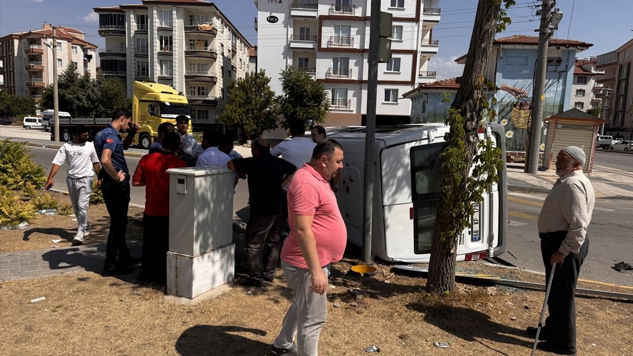 Aksaray'da Servis Minibüsü ile Otomobil Çarpıştı: 8 Öğrenci Yaralandı