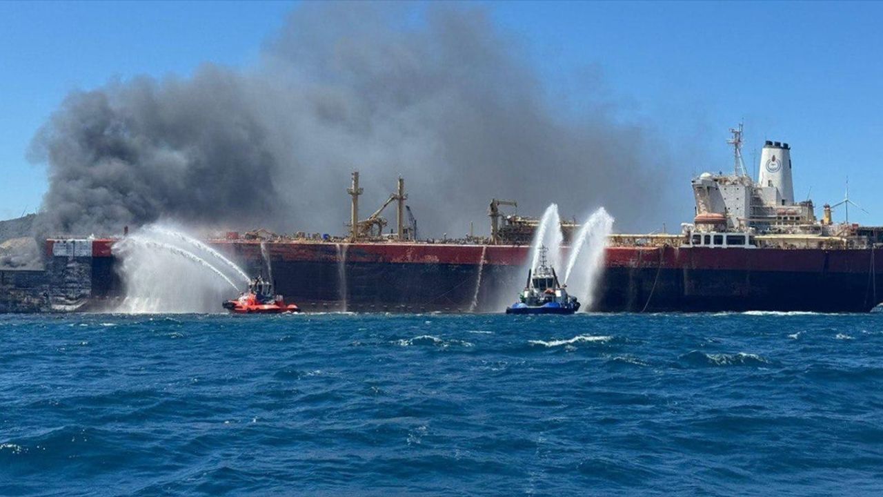 Aliağa Limanı'nda Yangın: Tanker Gemisinde Söküm Sırasında Çıktı