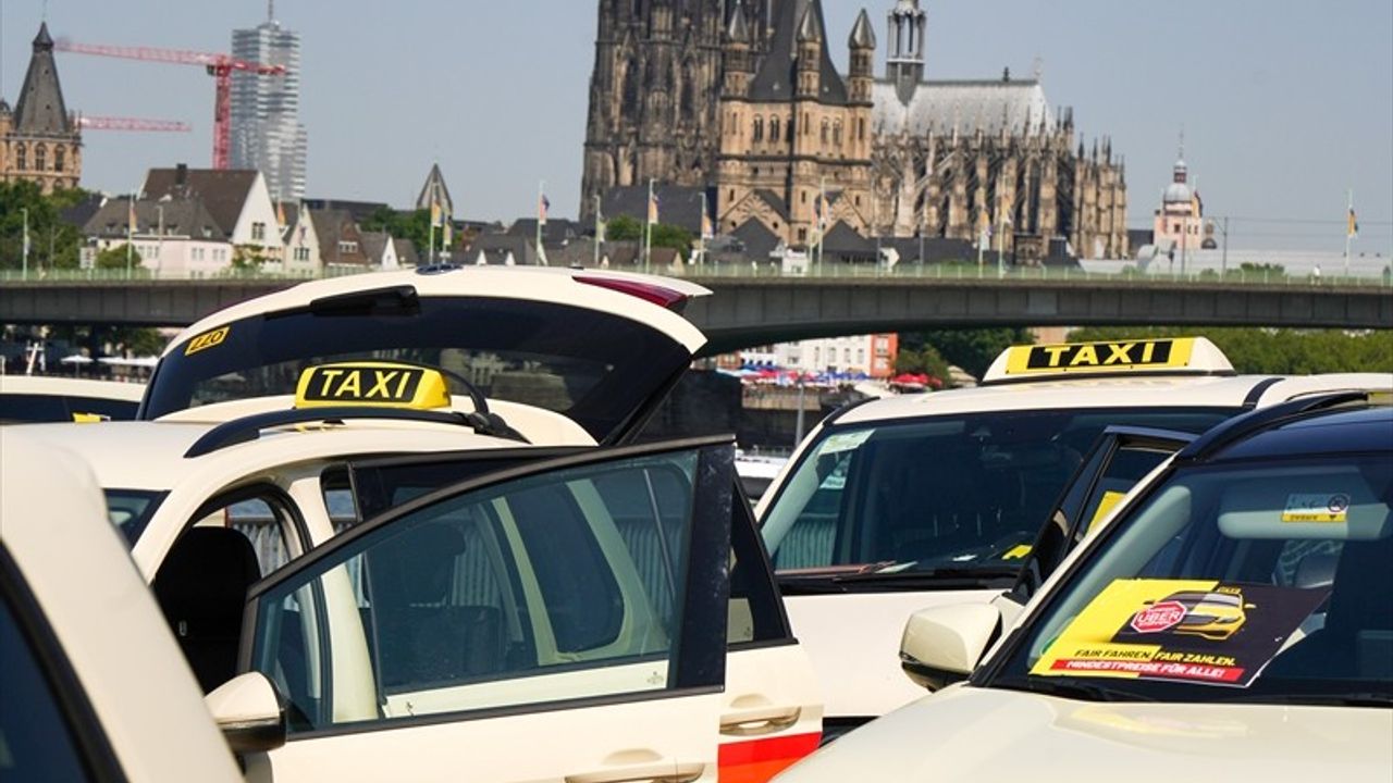 Almanya'da Taksiciler Özel Ulaşım Şirketlerine Karşı Protesto Düzenledi