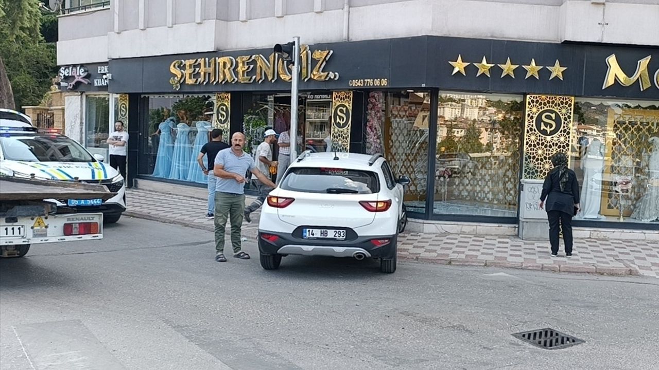 Amasya'da Araç Kazası İş Yerinin Vitrinine Çarptı