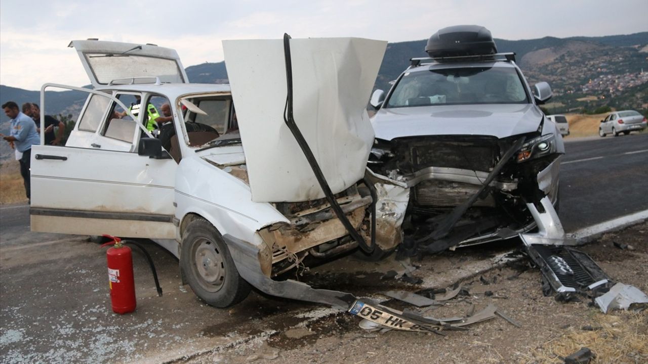 Amasya'da İki Otomobilin Çarpışması Sonucu Üç Kişi Yaralandı