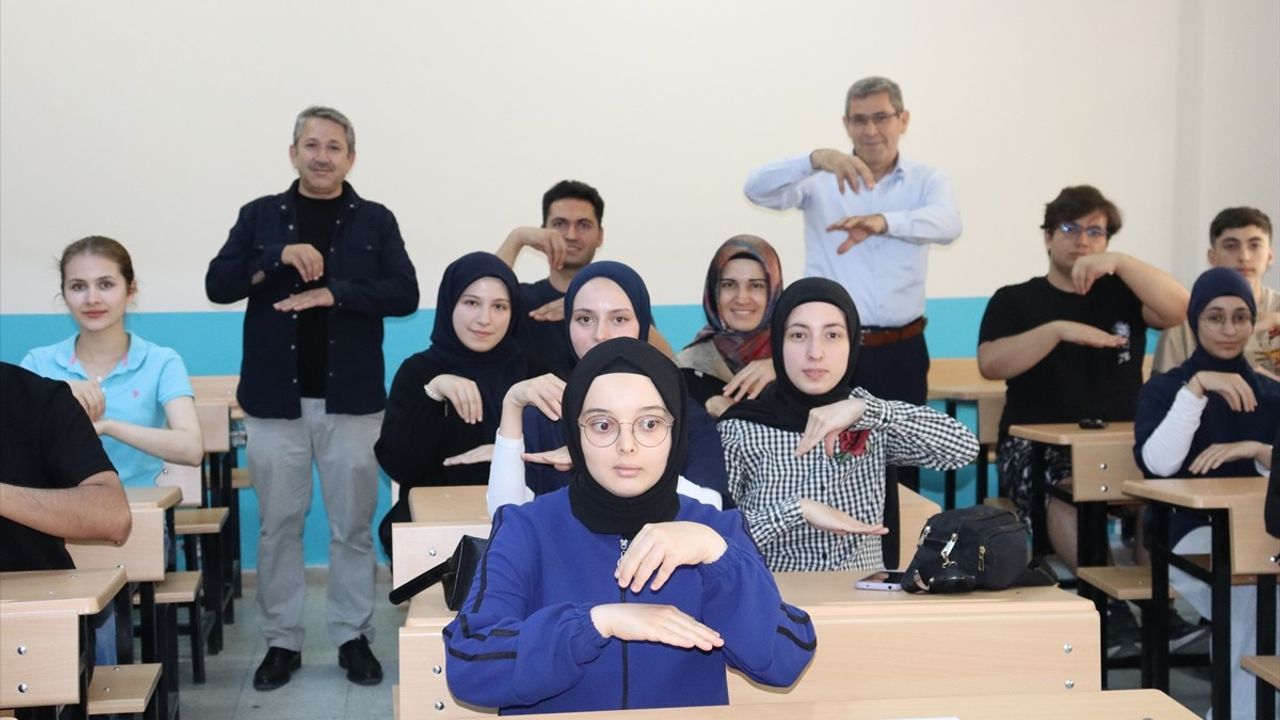 Amasya'da İşaret Dili Eğitimi Kamyon Arkası Yazılarıyla Daha Eğlenceli Hale Geliyor