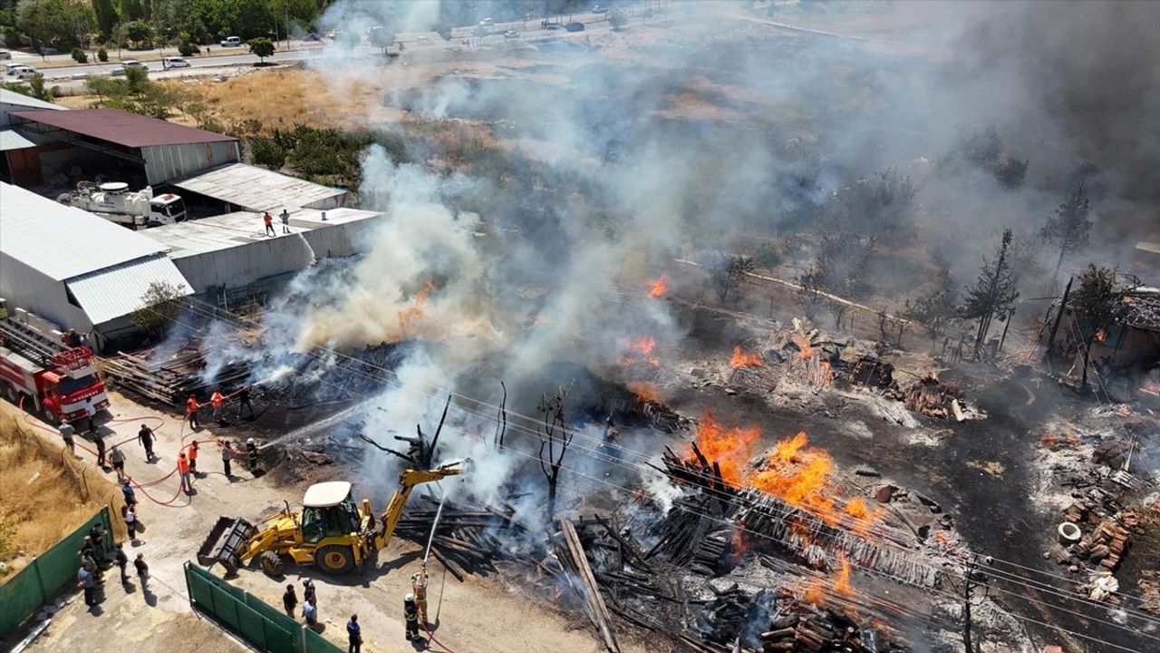 Amasya'da Kereste Deposunda Yangın: İtfaiye Ekipleri Mücadele Ediyor