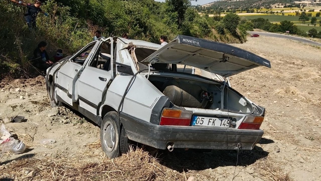 Amasya'da Şarampole Devrilen Otomobilde Dört Kişi Yaralandı
