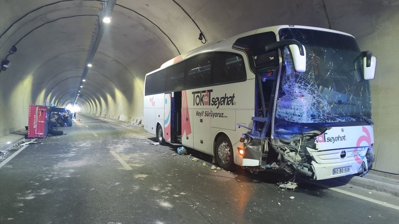 Amasya'da Yolcu Otobüsüyle Traktör Çarpıştı: Sürücü Yaralandı