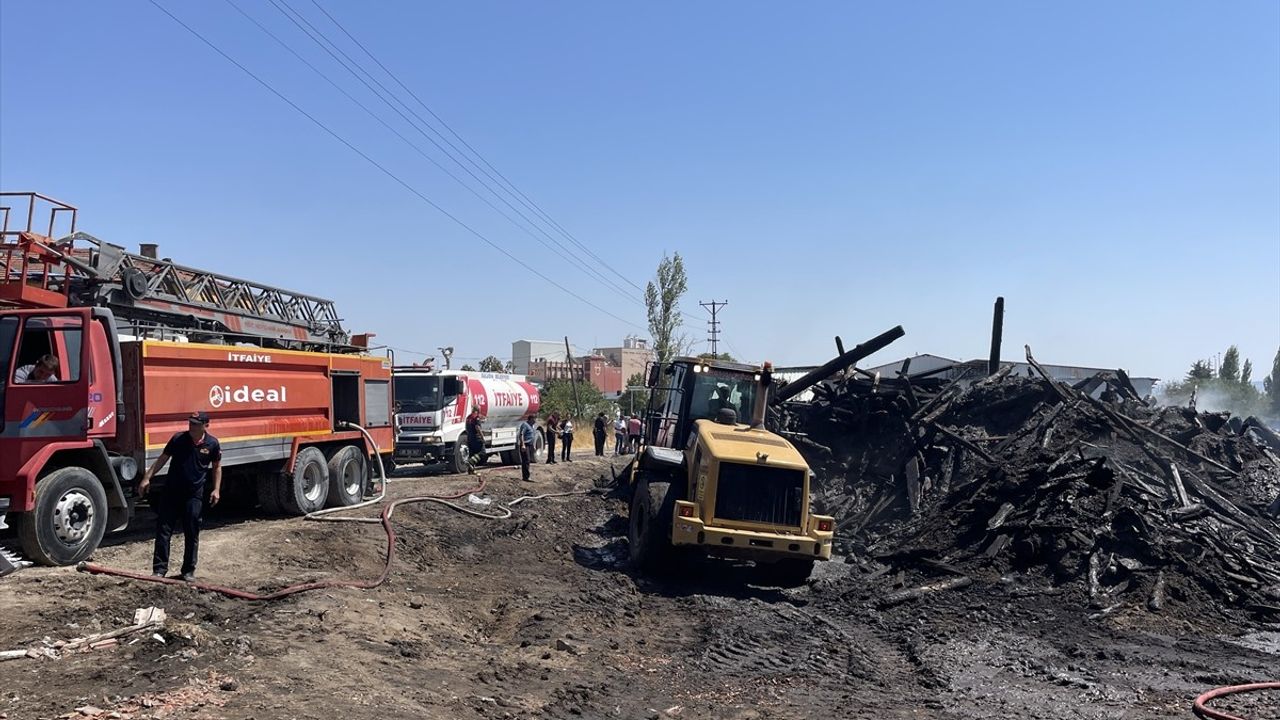 Amasya Merzifon'daki Kereste Deposunda Yangın Söndürüldü