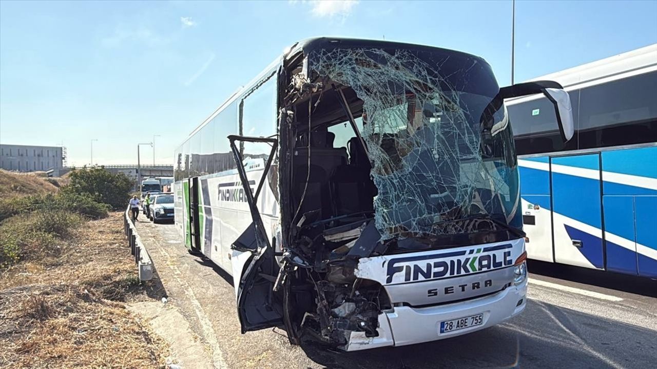 Anadolu Otoyolu'nda Otobüs-Kamyon Çarpışması: 1 Ölü, 6 Yaralı