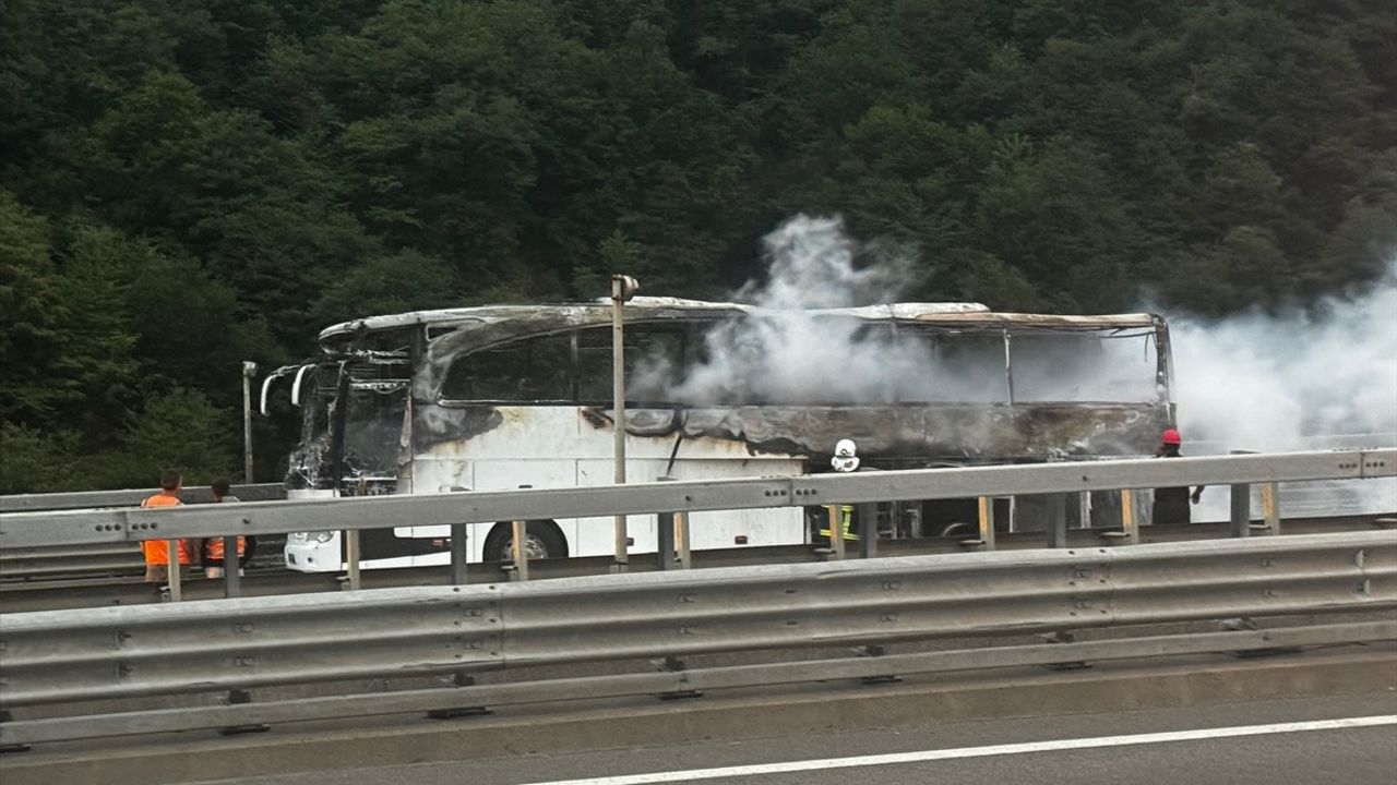 Anadolu Otoyolu'nda Yangın Sonrası İstanbul İstikameti Kontrollü Olarak Ulaşıma Açıldı