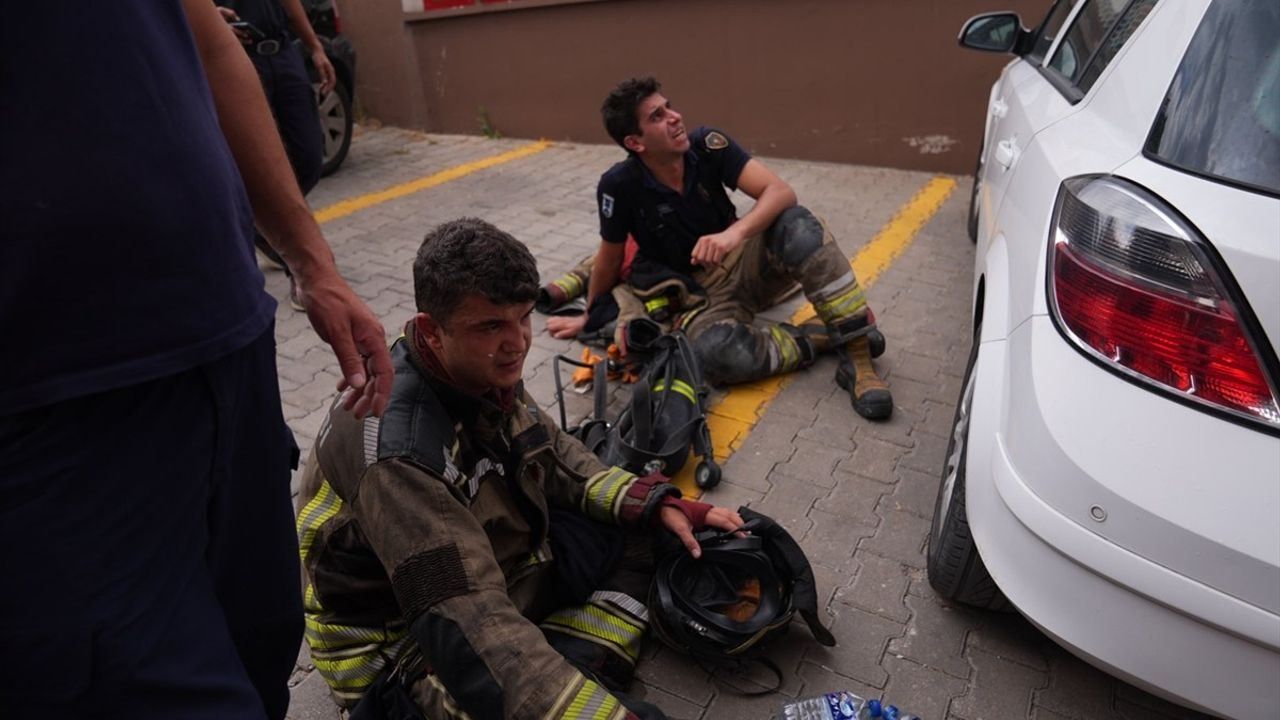 Ankara'da Apartmanda Yangın: Anne ve Oğlu Dumandan Etkilendi