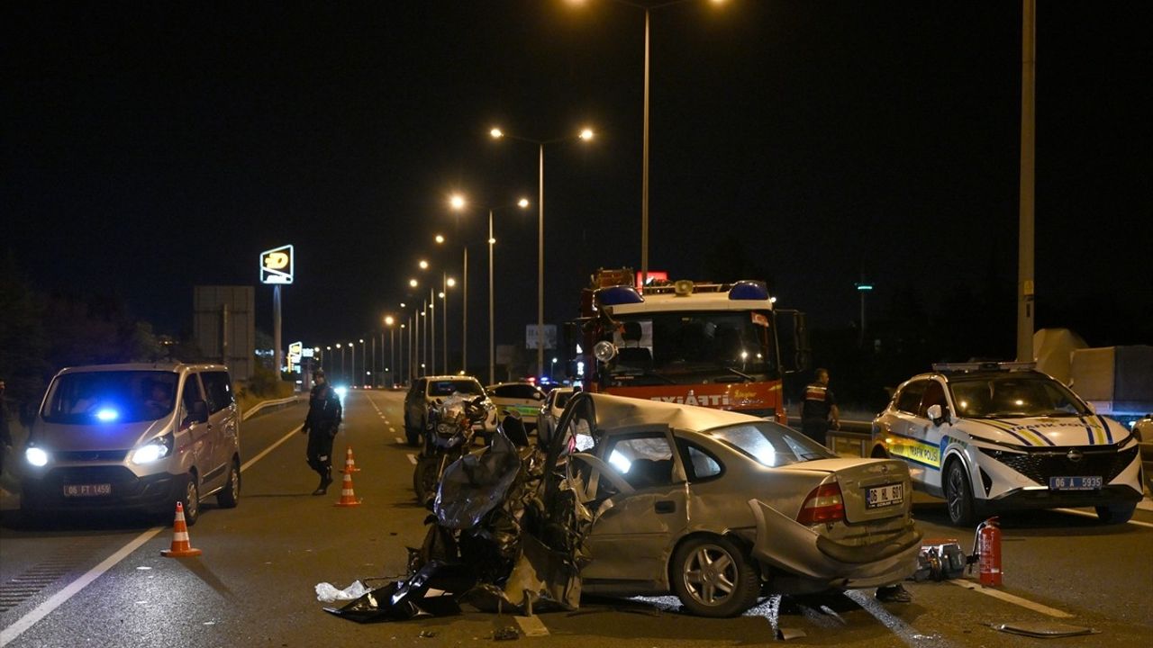 Ankara'da İki Otomobilin Çarpışması: 2 Ölü