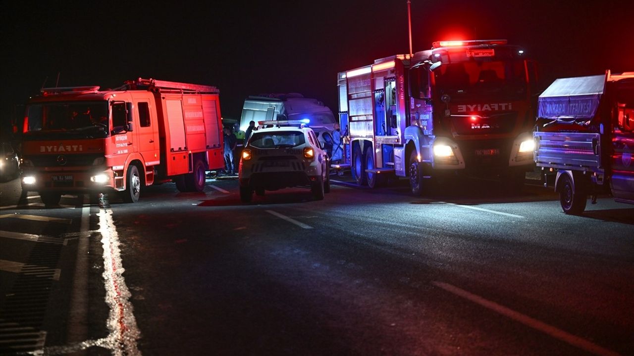 Ankara'da Otomobil ve Minibüs Çarpışması: 1 Ölü, 1 Yaralı