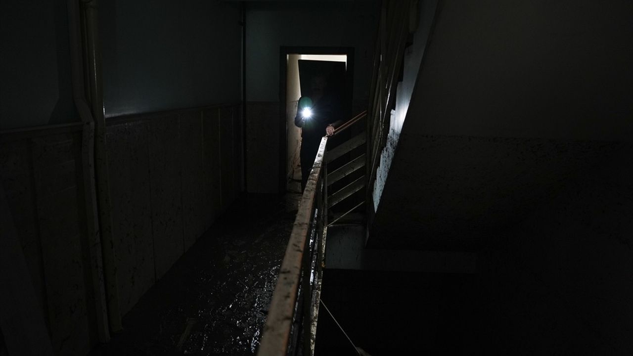 Ankara'da Sağanak Sonrası Temizlik Çalışmaları Devam Ediyor