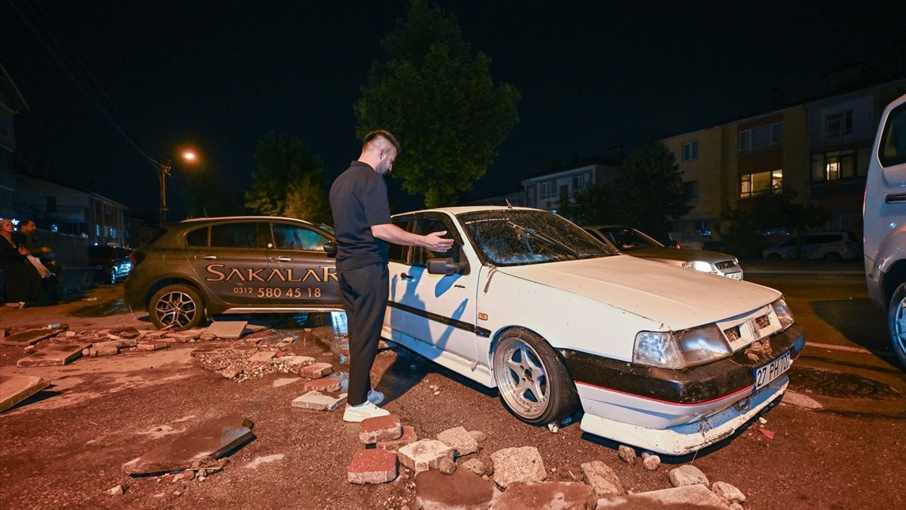 Ankara'da Sağanak ve Fırtına Hayatı Olumsuz Etkiledi