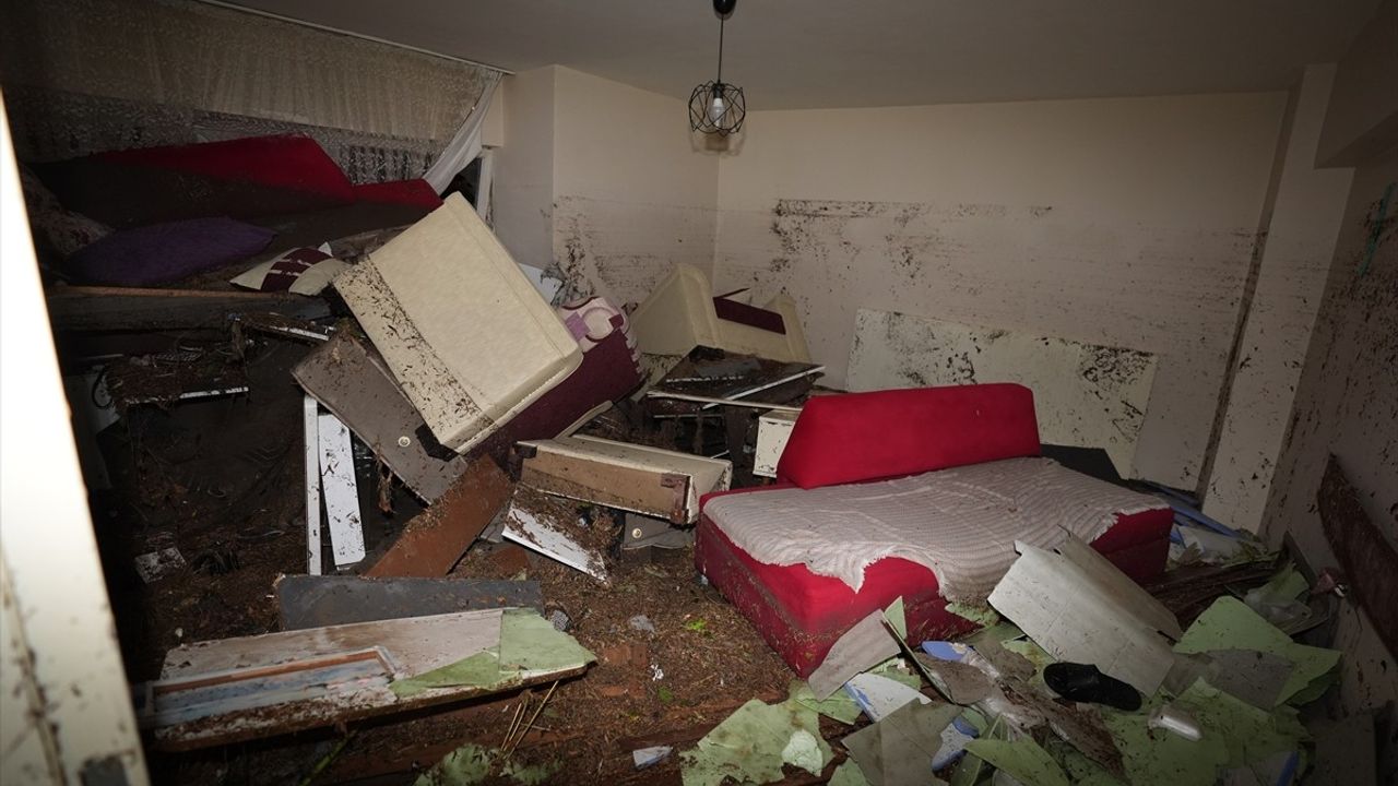 Ankara'da Sağanak Yağış ve Fırtına Hayatı Olumsuz Etkiledi